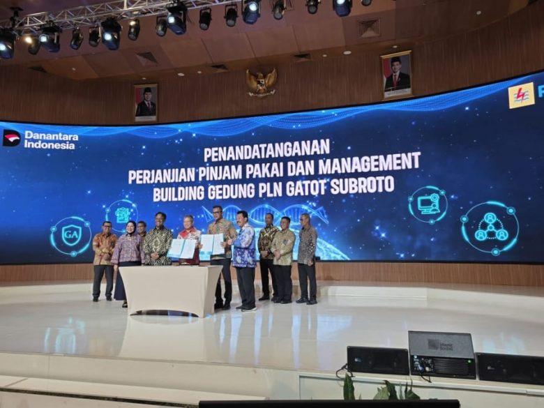 Foto : Penandatanganan kontrak proyek Manajemen Building yang dipercayakan PLN kepada PT SPP, Anak perusahaan Dana Pensiun senilai Rp.68 miliar (Dok/RNC).